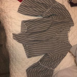 long sleeve striped tie in the front shirt